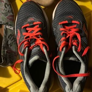 Women’s size 7 1/2 Saccone cohesion two running shoe